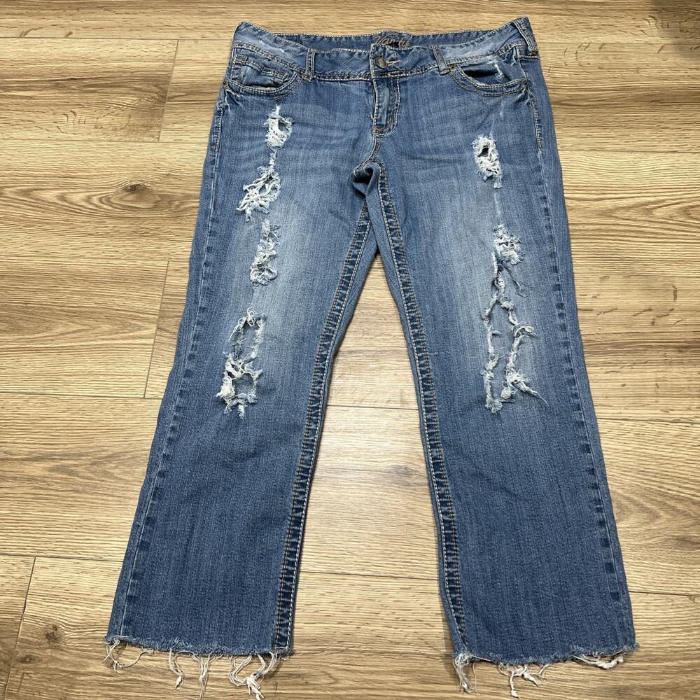 Vanity Women's Distressed light wass Blue Capri Size 31